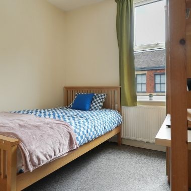 Spacious 5 bedroom property - Photo 1