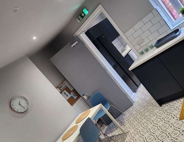 Newcastle Avenue Room 2 - Photo 1