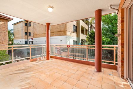 Spacious & Light-Filled 2 Bedroom Apartment - Photo 4