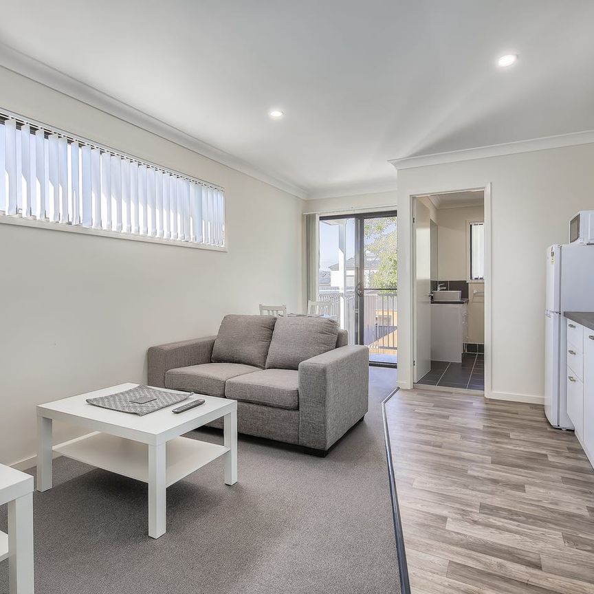 MODERN, FULLY FURNISHED, STUDIO APARTMENT - Photo 1