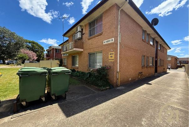 Ground Floor 2 Bedroom Unit&excl; - Photo 1