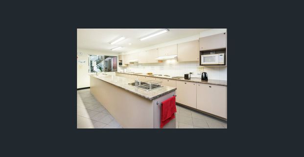 Large Single Room. Rent Includes Electricity, Wi Fi and Water – Bus stop at Front Door. - Photo 1