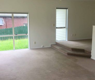 3 BEDROOM PROPERTY WITH HUGE GARDEN - Photo 1