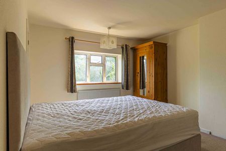 3 bed Semi Detached for rent - Photo 4