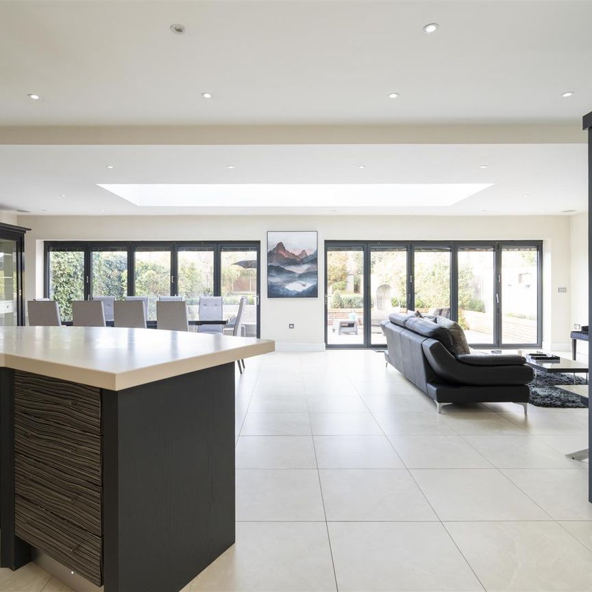 5 bed detached house to rent in Avenue Road, Dorridge, Solihull - Photo 1