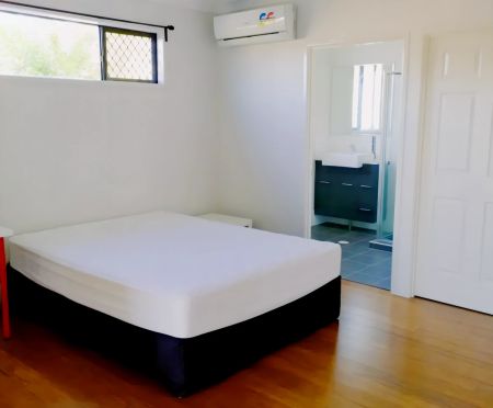 Private room with own bathroom - Photo 3