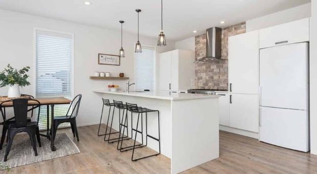 This stunning 4 bedroom, 2 bathroom house is now available for lease. - Photo 1