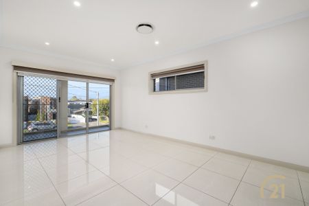 Modern, Spacious, 5 Bedroom Family Home! - Photo 3