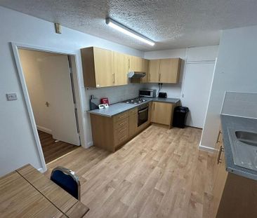 4 bedroom semi-detached house to rent - Photo 2