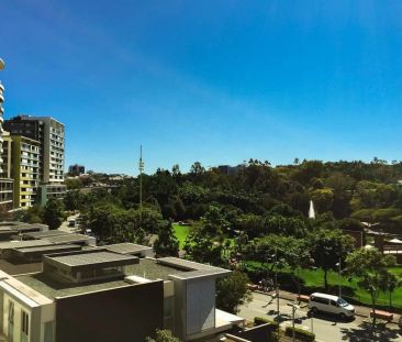 “Stylish Inner-City Apartment with Premium Amenities and Prime Loca... - Photo 1