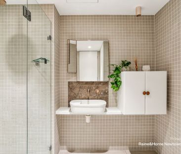 Luxurious 2 bed haven in award-winning complex offered - Furnished - Photo 3