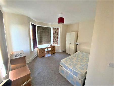 1 bedroom in a house share to rent - Photo 2