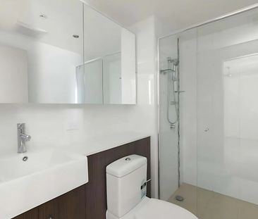 Luxurious Brisbane CBD Apartment with High-End Features - Photo 4