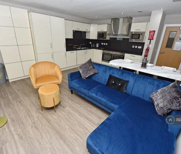 1 bedroom in a flat share to rent - Photo 4