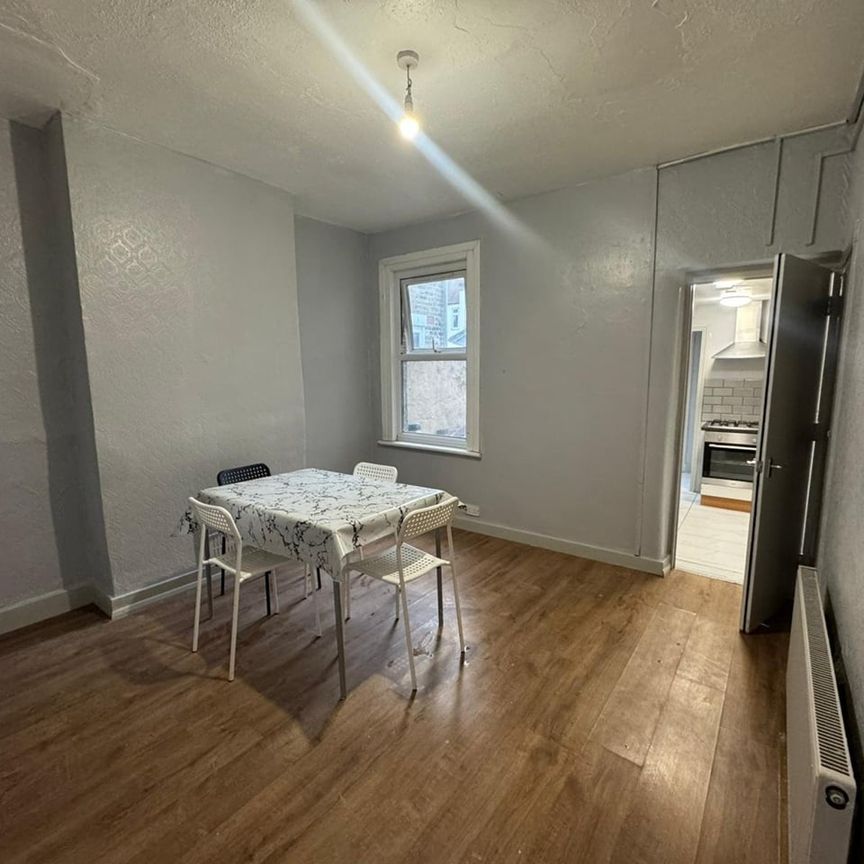 Room in a Shared House, Desford Road, E16 - Photo 1