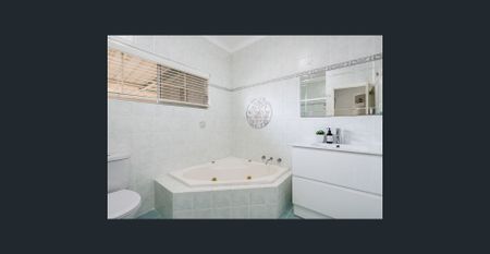 Beautifully Presented Home in Sought-After Elizabeth Macarthur Estate - Photo 5