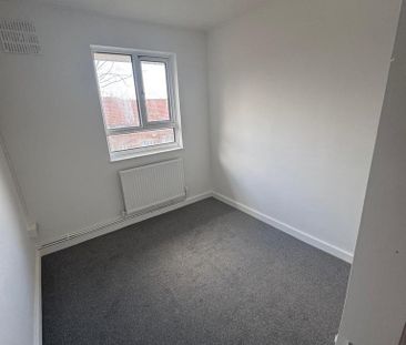 3 bedroom flat to rent - Photo 3