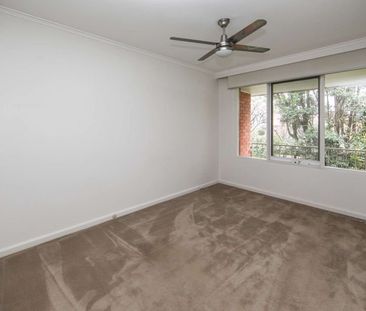 Spacious and private 1 bedroom apartment in Malvern East - Photo 5