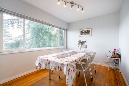 A BEAUTIFUL SPACIOUS HOME IN CAPE HORN, COQUITLAM - Photo 2