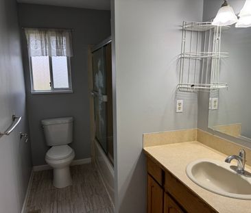 Spacious Home With 2 Kitchens - Photo 2