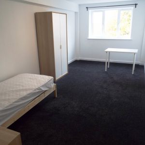 Studio, Legends Court, Wolverhampton - Photo 2