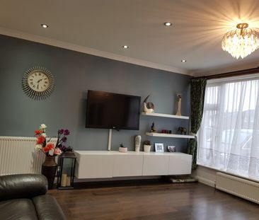 3 Bed Semi-Detached House, Edenham Crescent, RG1 - Photo 2