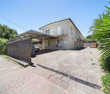 Unfurnished Low-Maintenance Living in the Heart of the Inner South - Photo 3