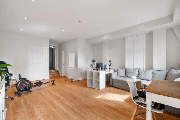 Toronto Furnished House for Rent - Stunning 3 Bedroom, 2.5 Bathroom with City Views and Private Garage - Photo 1