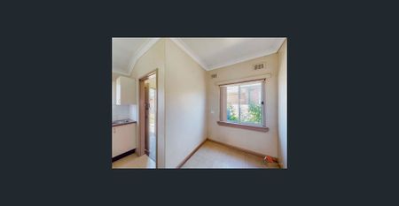 Two Bedroom House In Prime Location! - Photo 3