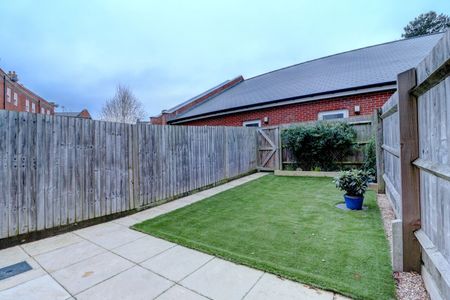 4 bedroom mid terraced house to rent, - Photo 2