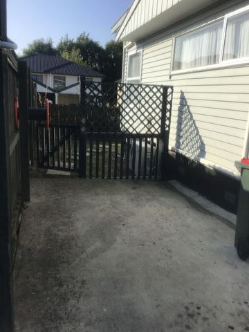 Large 3 B/Room Family home (Rear). ✅. STILL AVAIL - Photo 5