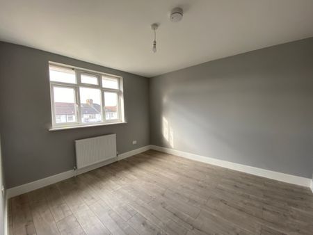 4 Bed Semi-Detached House, Nettleden Avenue, HA9 - Photo 5