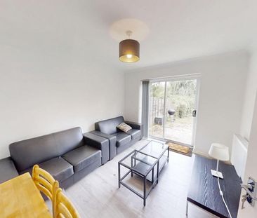 4 bedroom semi-detached house to rent - Photo 2