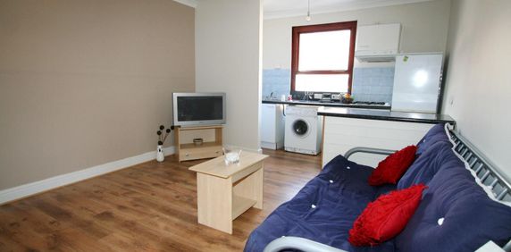 Flat 1, 329 KIRKSTALL ROAD Leeds - LS4 2HD - Photo 2