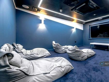 Flat to rent on - Photo 2