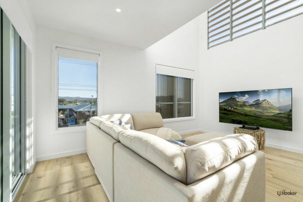 Stunning Three or Four-Bedroom Villa with Ocean Views - Photo 1