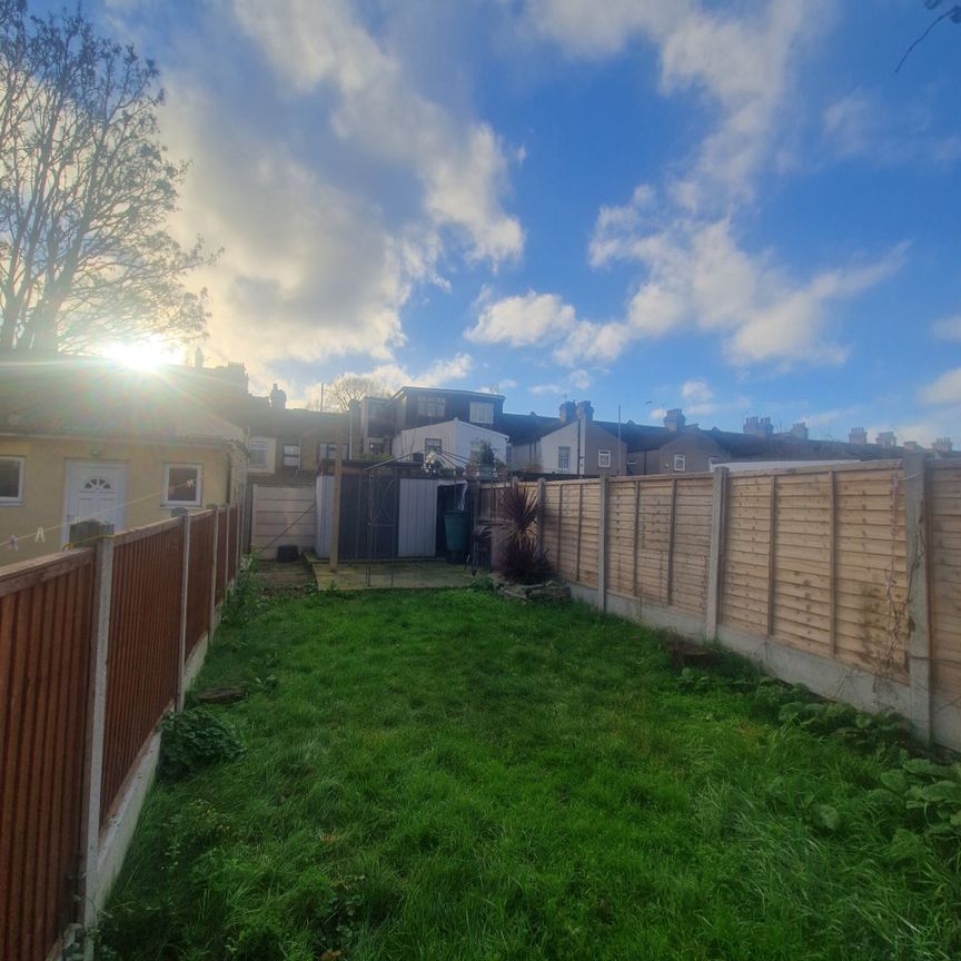 St. Awdrys Road, Barking, IG11 - Photo 2