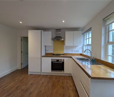 Wonderfully light 2 bedroom apartment in converted period building ... - Photo 4