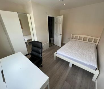 8 bedroom end of terrace house to rent - Photo 2