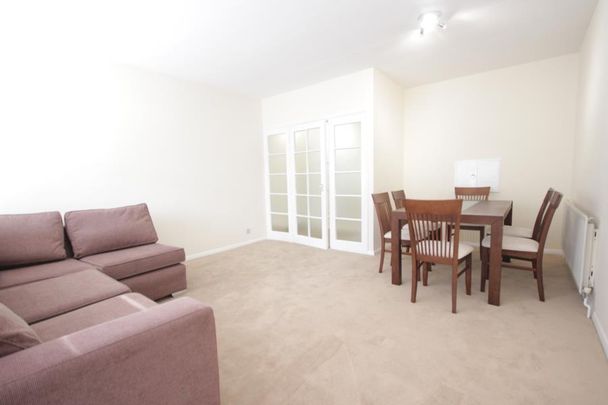 Oak Tree Close, London W5 - Photo 1