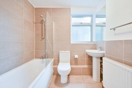 3 bedroom flat to rent - Photo 3