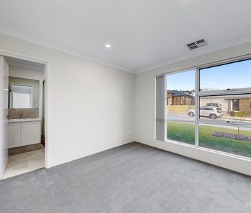 Modern & Low Maintenance – Perfect Nautic Estate Living - Photo 2