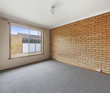 TIDY 1 BEDROOM UNIT IN QUIET COMPLEX - Photo 2