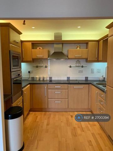 1 bedroom in a flat share to rent - Photo 4