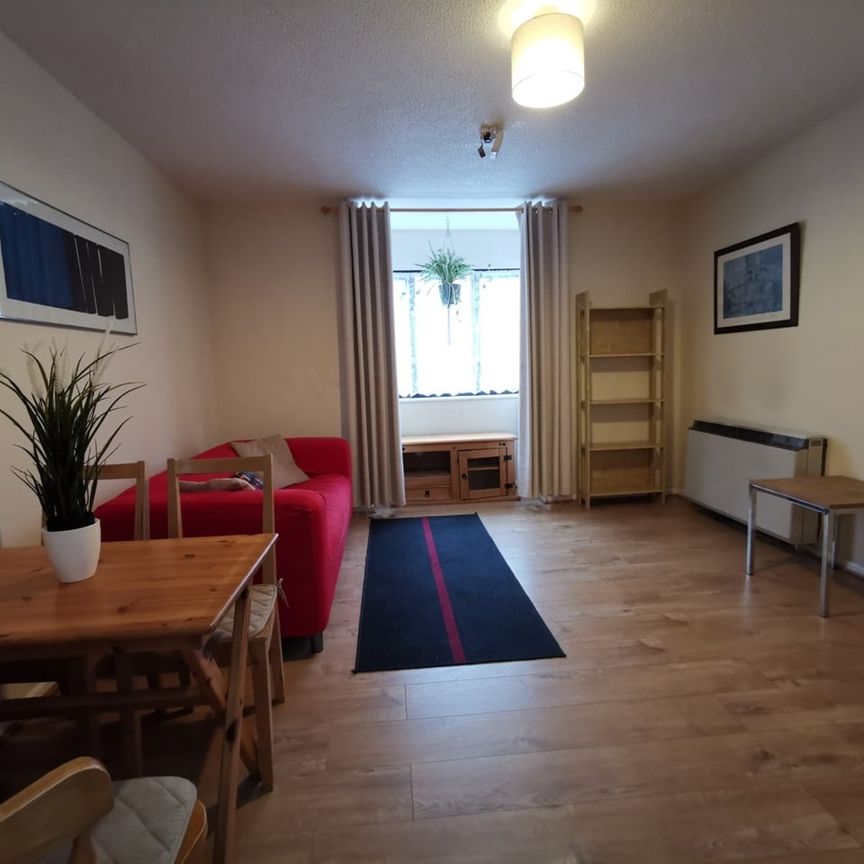 1 Bed Flat, Priors Court, RG1 - Photo 1