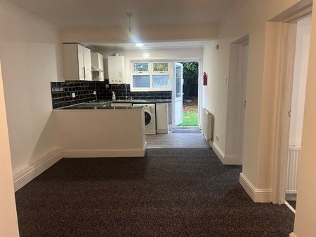 2 Bed Flat, Saint Albans Road, IG3 - Photo 4