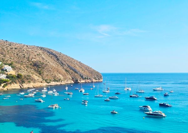 FOR RENT VILLA MORAIRA with 4 bedrooms for LONG TERM NEAR THE BEACH AND THE CITY