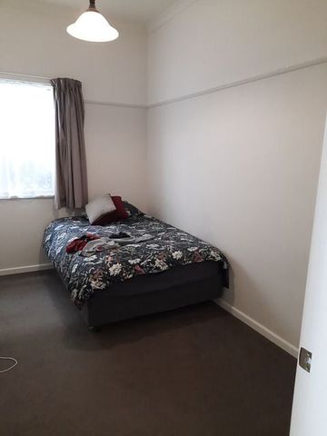 Immaculate property incl whiteware, great location - Photo 4