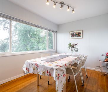 A BEAUTIFUL SPACIOUS HOME IN CAPE HORN, COQUITLAM - Photo 2