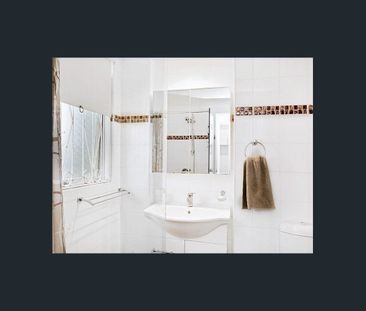 North East Facing One Bedroom Apartment With Harbour Views - The Ga... - Photo 4